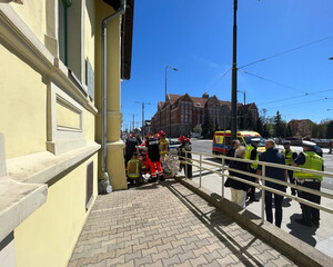 Zdjęcie przedstawia miejsce zdarzenia na al. Piłsudskiego w Olsztynie. Na fotografii widać służby pracujące na miejscu oraz uczestników.