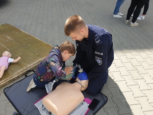 Na zdjęciu policjant szkolący z zakresu udzielania pierwszej pomocy.