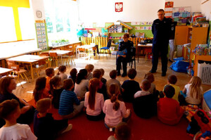 Zdjęcie przedstawia umundurowanych policjantów na spotkaniu z dziećmi w przedszkolu w klasie.
