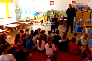 Zdjęcie przedstawia umundurowanych policjantów na spotkaniu z dziećmi w przedszkolu w klasie.