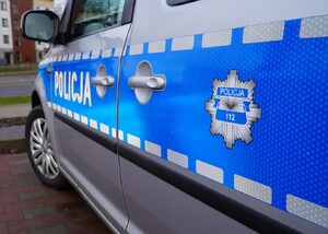 Zdjęcie przedstawia fragment radiowozu policyjnego.