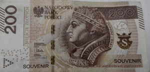 Zdjęcie przedstawia banknot  o nominale 200 złotych z napisem „souvenir”.