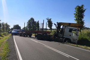 Zdjęcie przedstawia miejsce wypadku drogowego na DK 57 ; pojazdy uczestniczący oraz służby wykonujący zadania na miejscu.