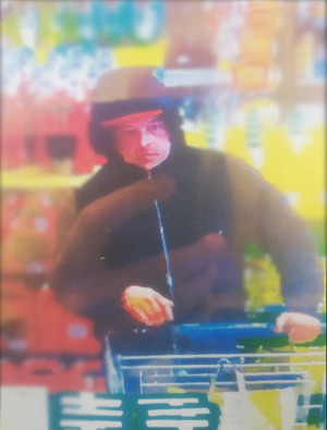 Zdjęcie przedstawia mężczyznę w sklepie.