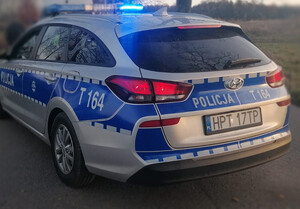 Zdjęcie przedstawia policyjne radiowóz.