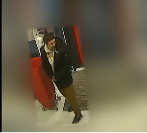 Zdjęcie przedstawia mężczyznę w drogerii.