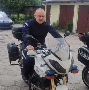 Zdjęcie przedstawia policjanta na motorze.