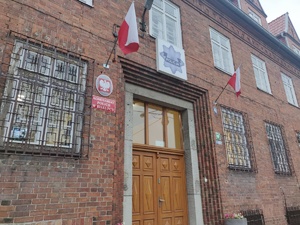 Zdjęcie przedstawia budynek Komisariatu Policji w Biskupcu.