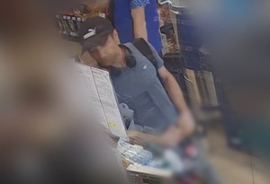 Zdjęcie przedstawia wizerunek mężczyzny w sklepie.