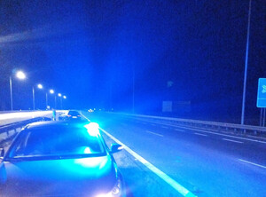 Zdjęcie przedstawia miejsce zdarzenia drogowego na S7. Nieoznakowany radiowóz.