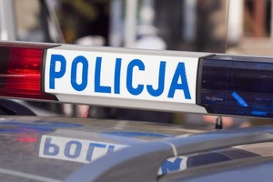 Kogut policyjny z napisem policja na dachu radiowozu