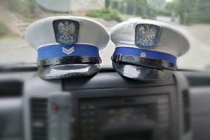 Policyjne białe czapki policjantów ruchu drogowego