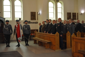 Uczestnicy uroczystej mszy świętej w kościele w Stawigudzie