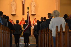 Uczestnicy uroczystej mszy świętej w kościele w Stawigudzie