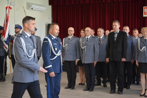 Przemarsz Komendanta Wojewódzkiego Policji w Olsztynie u boku z dowódcą uroczystego apelu.