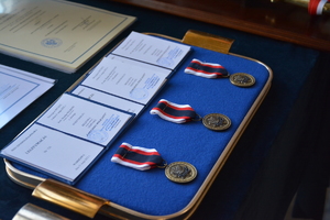 Policjanci i pracownicy cywilni Policji wyróżnieni medalami za &quot;długoletnią służbę&quot; i &quot;zasłużony policjant&quot;