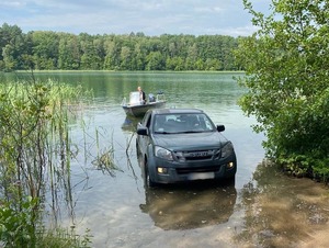 Zdjęcie przedstawia wodowanie łodzi.