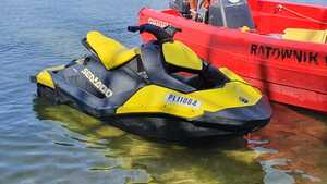 Zdjęcie przedstawia skuter wodny oraz łódź.