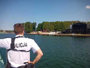 Zdjęcie przedstawia policyjnego wodniaka na łodzi.