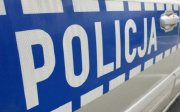 Bok radiowozu policyjnego z napisem policja