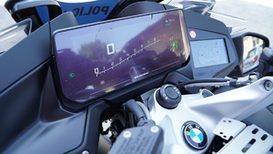 Zdjęcie przedstawia fragment policyjnego motocykla.
