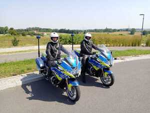 Zdjęcie przedstawia policjantów na motocyklach.