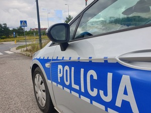 Bok radiowozu z napisem policja