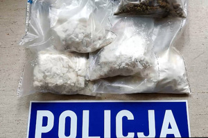 Zdjęcie przedstawia zabezpieczone narkotyki.