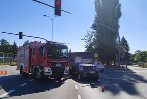 Zdjęcie przedstawia pojazdy uczestniczące w kolizji na ul. Bałtyckiej oraz służby.
