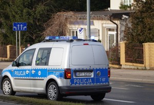 Zdjęcie przedstawia policyjny radiowóz.