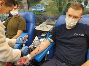 Zdjęcie przedstawia zbiórkę krwi która odbyła się w &quot;krwiobusie&quot; należącym do Regionalym Centrum Krwiodawstwa i Krwiolecznictwa z Olsztyna. Na miejscu zgromadziło się wiele osób wykazujących wspaniałą postawą poświęcenia i dowodem ludzkiej miłości do życia i solidarności w niesieniu pomocy.