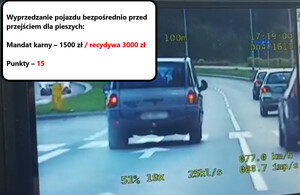 Zdjęcie przedstawia ruch uliczny. W lewym górnym rogu biała plansza z napisami: "wyprzedzanie pojazdu bezpośrednio przed przejściem dla pieszych. Mandat karny 1500/ recydywa 3000 zł. Punkty - 15.