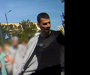 Zdjęcie przedstawia wizerunek osoby podejrzewanej o zniszczenie mienia. Na zdjęciu widać młodego mężczyznę - wysoki z czarnymi włosami.