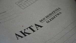 Zdjęcie przedstawia fragment teczki dochodzeniowo-śledczej.
