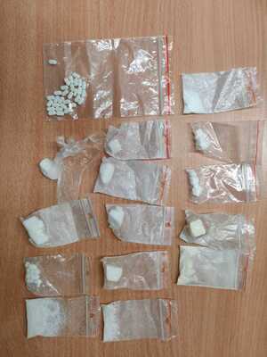 Zdjęcie przedstawia zabezpieczone narkotyki.