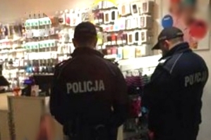 Policjanci w sklepie.