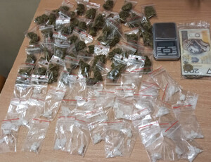 Zdjęcie przedstawia zabezpieczone narkotyki.