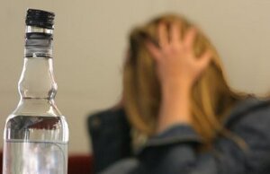 Butelka alkoholu i postać kobiety