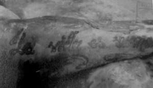 Zdjęcie przedstawia tatuaż z napisem &amp;quot;MJ&amp;quot;.