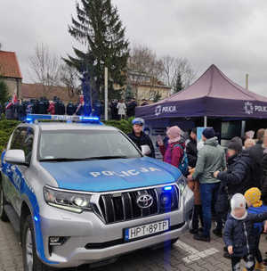 Festyn niepodległościowy w Olsztynie, policyjny radiowóz