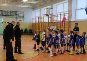 Rozmowy o bezpieczeństwie w sali sportowej w Marcinkowie, dzieci, hala sportowa