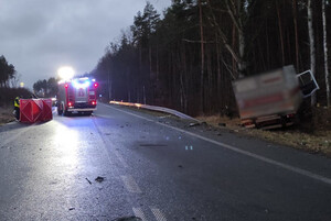 Zdjęcie przedstawia miejsce wypadku drogowego, pojazdy oraz służby pracujące na miejscu.