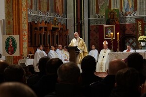 Zdjęcie przedstawia fragment mszy zadusznej.