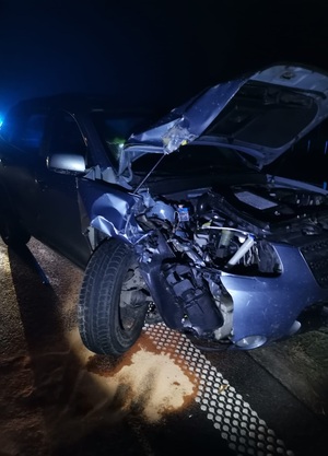 Zdjęcie przedstawia pojazd po zdarzeniu drogowym.
