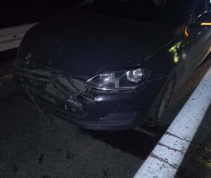 Zdjęcie przedstawia auto uczestniczące w kolizji na DK 16.