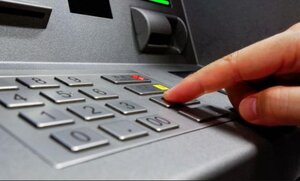 Zdjęcie przedstawia bankomat.