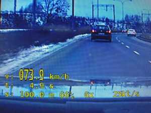 Zrzut ekranu z wideorejestratora. Auto podczas jazdy