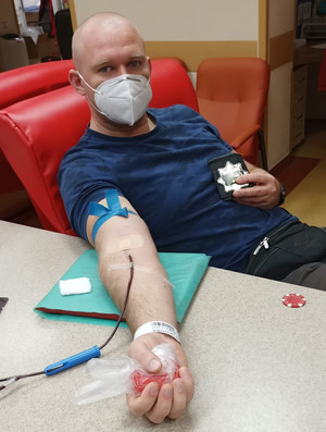 Mikołajkowa akcja poboru krwi. Zdjęcie przedstawia funkcjonariusza, który oddaje krew.