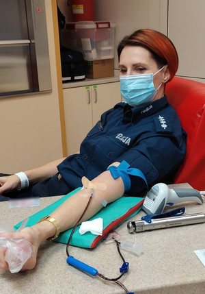 Mikołajkowa akcja poboru krwi. Zdjęcie przedstawia funkcjonariusza oddającego krew.