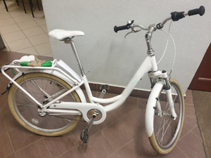 Zdjęcie przedstawia damski rower koloru białego.